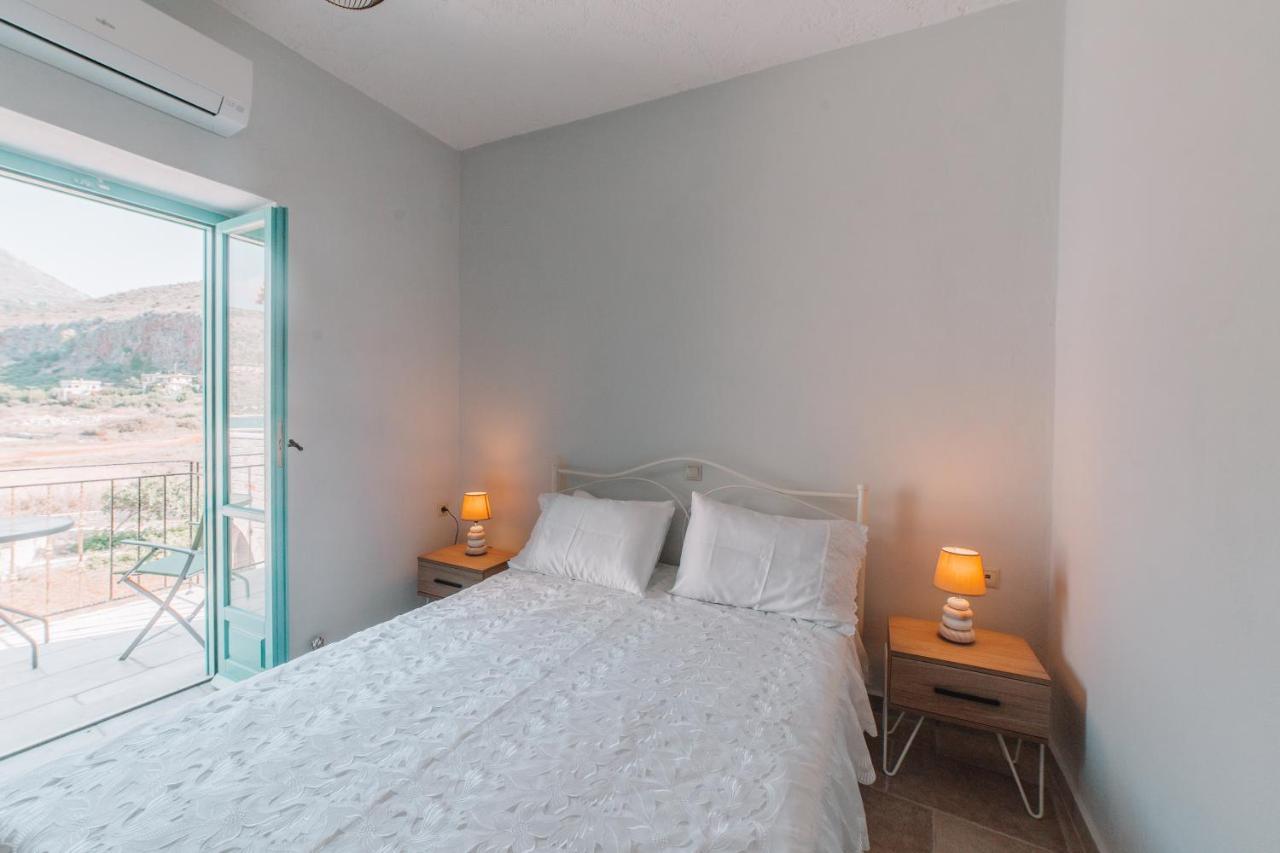 George Seafront Suites Néon Oítilon Exteriör bild
